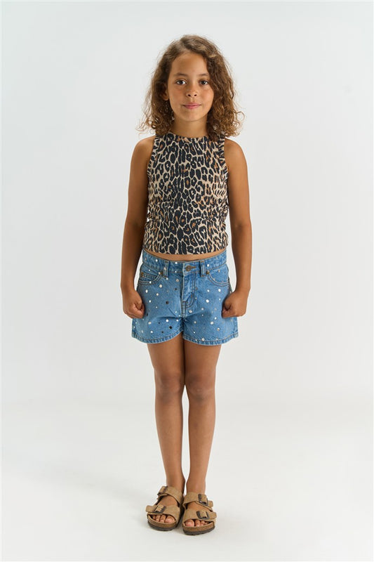 meisje draagt romina short van the new