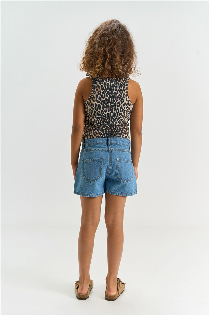 achterzijde model met romina denim short