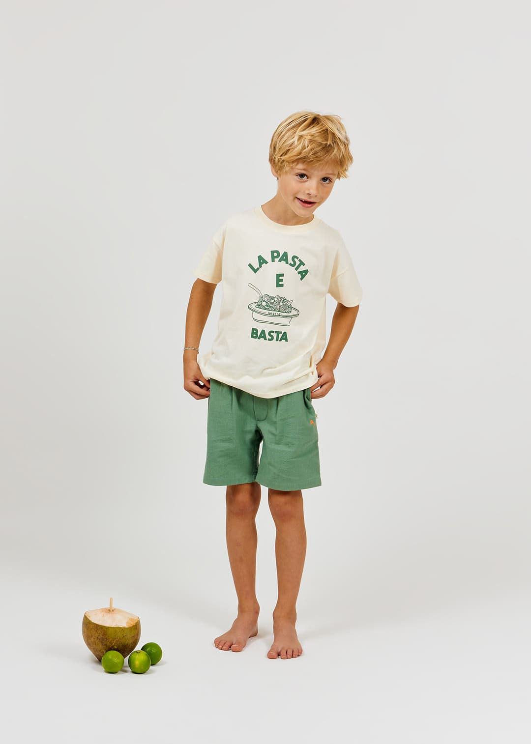 jongen draagt la pasta tshirt en kaki rustique short van arséne et les pipelettes