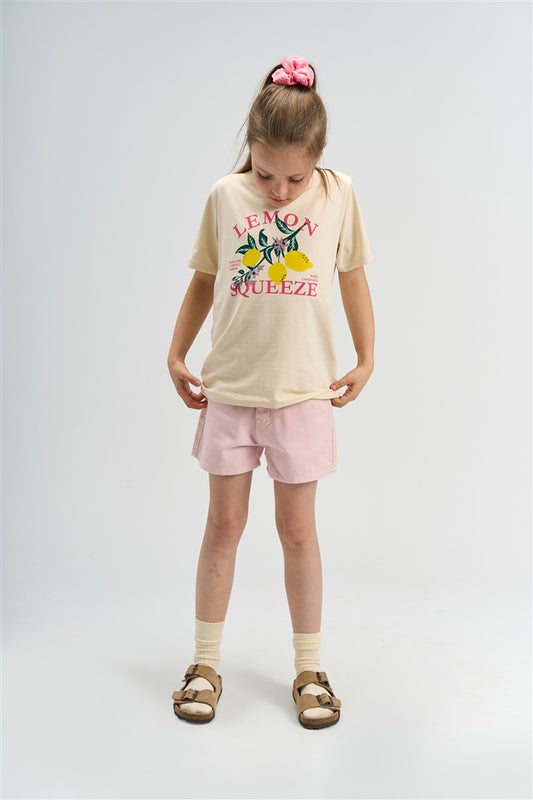 meisje draagt tshirt sabrina met citrusprint met light lilac short samantha