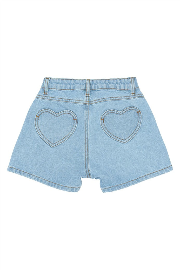 Achterzijde lichtblauwe denimshort met hartjes op de achterzijde van the new