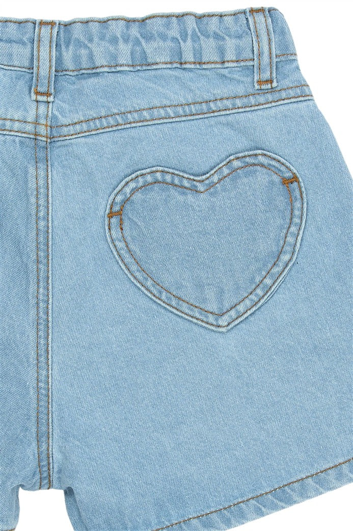detail zakje in de vorm van een hart op licht blauwe denim short samantha