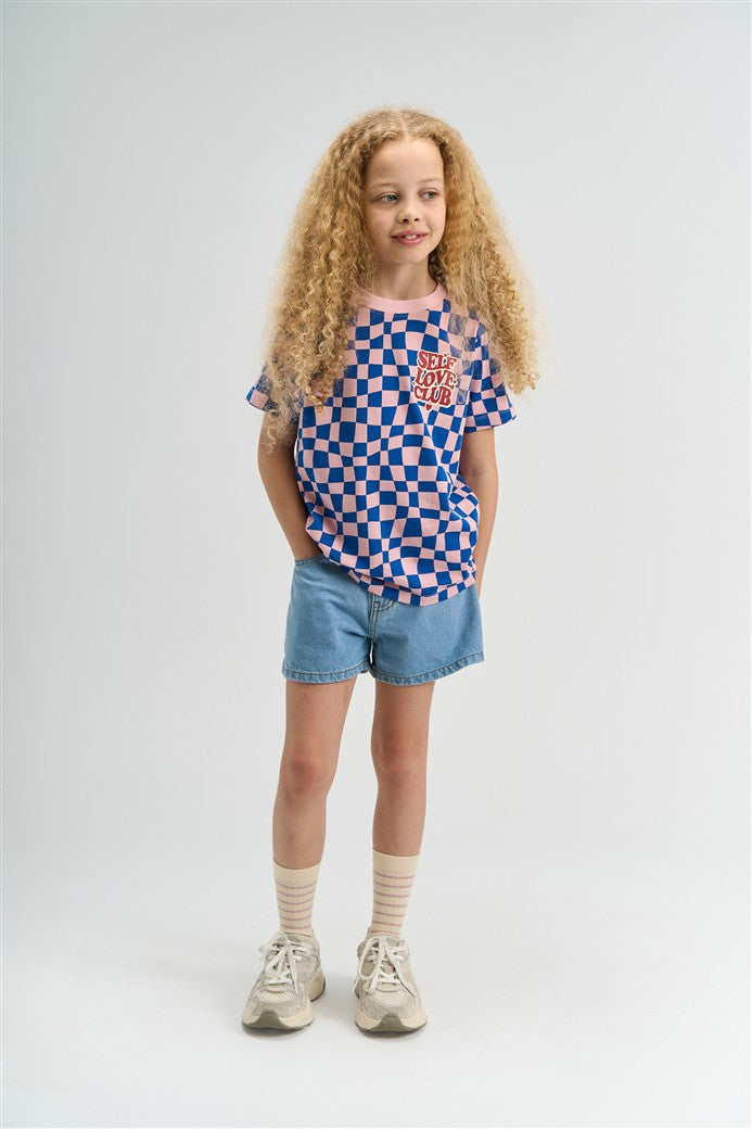 meisje draagt lichtblauwe denim short samantha