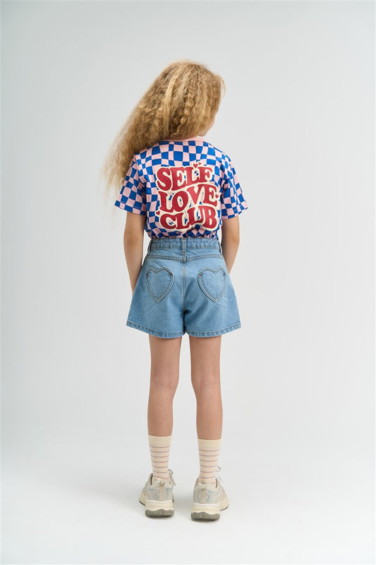 meisje draagt lichtblauwe denim short samantha achterzijde