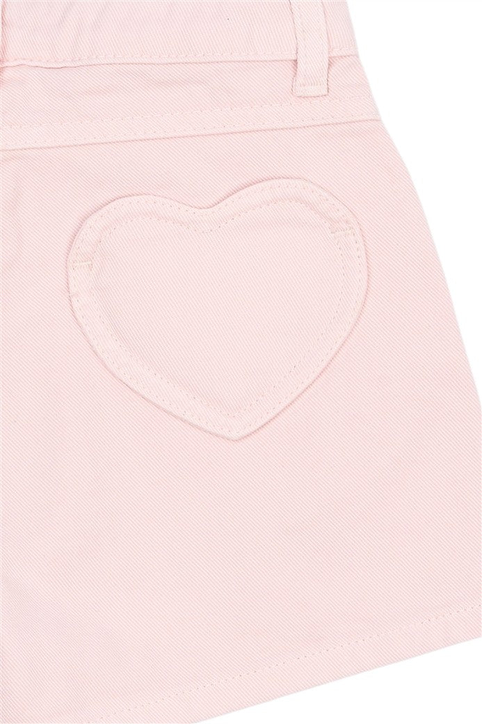 detail hartje op achterzijde van licht lila denim short samantha