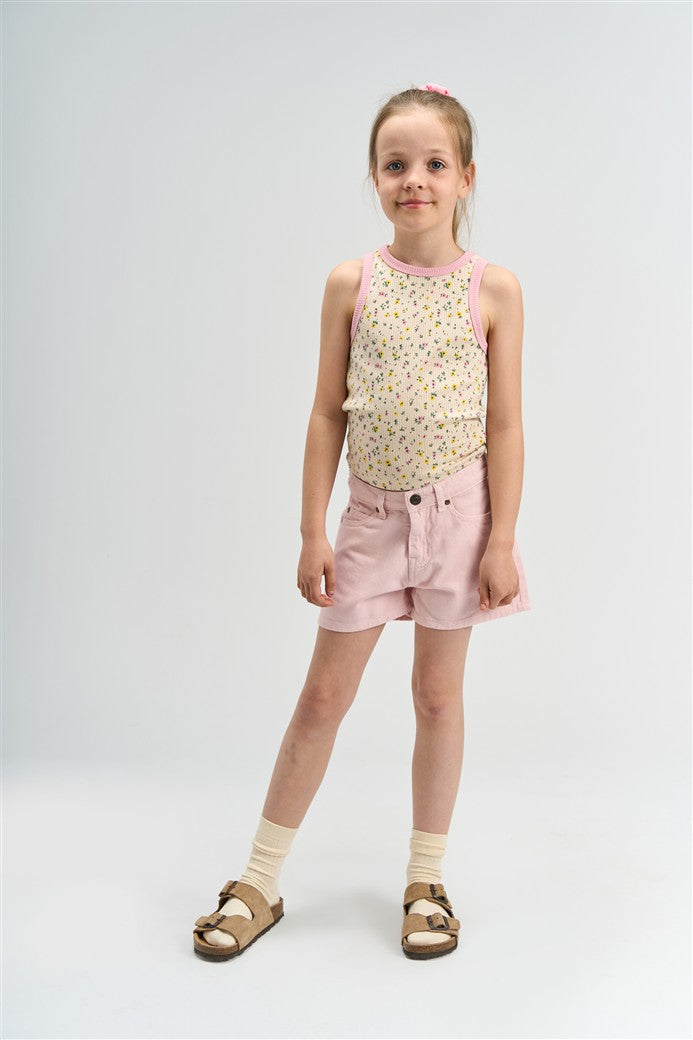 meisje draagt samantha denim short light lilac van the new voorzijde