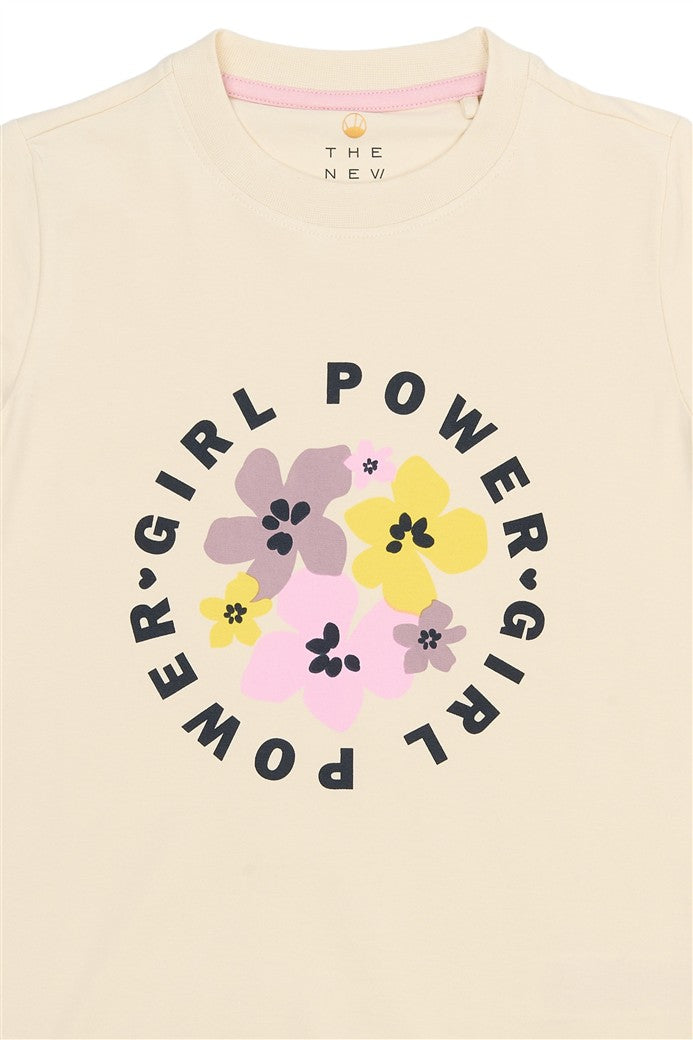 Detail bloemen en Girl Power opdruk