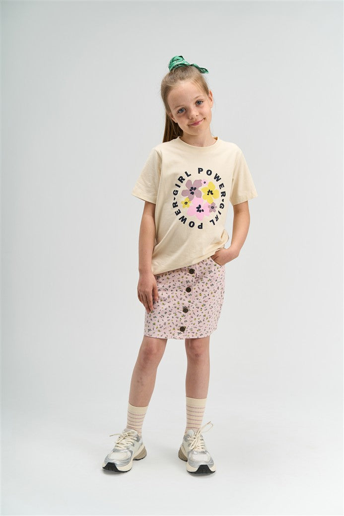 Meisje draagt wit t-shirt met Girl Power