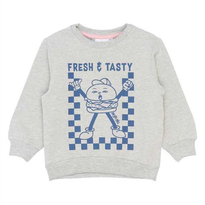 Lichtgrijze kinder sweater met hamburger en Fresh & Tasty opdruk van The New