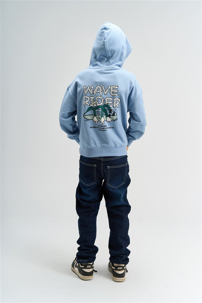 Achterkant lichtblauwe hoodie met print
