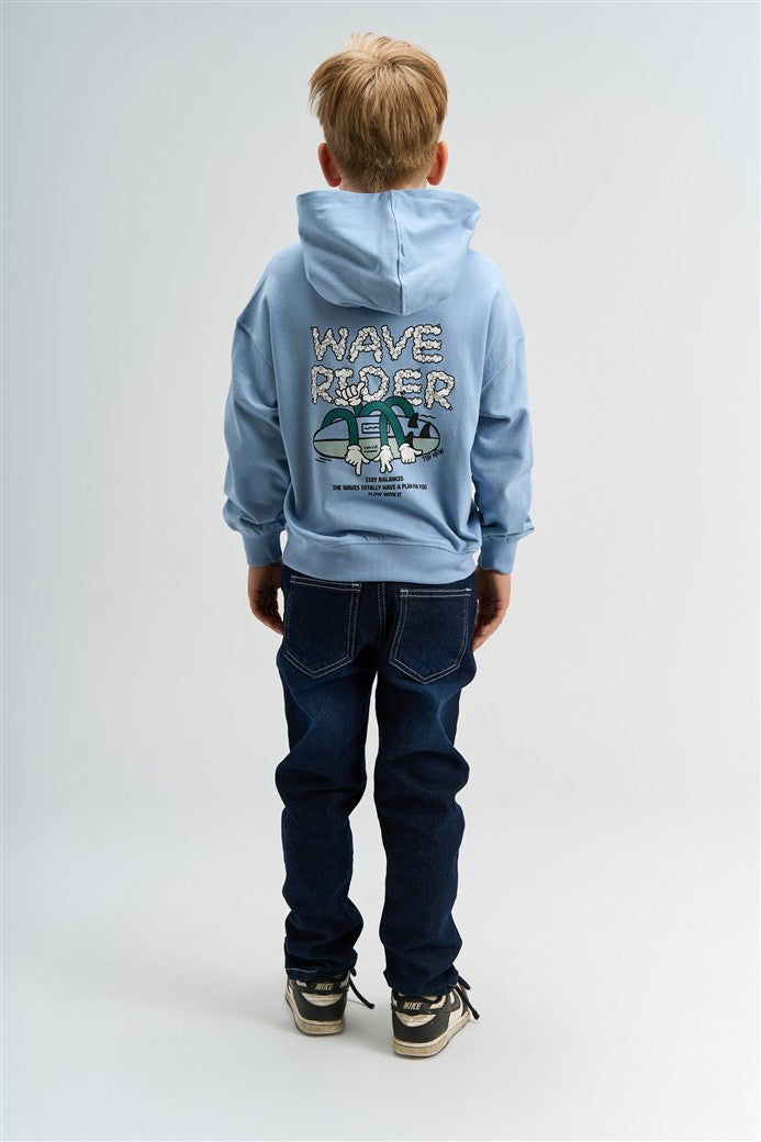 Achterkant lichtblauwe hoodie met print
