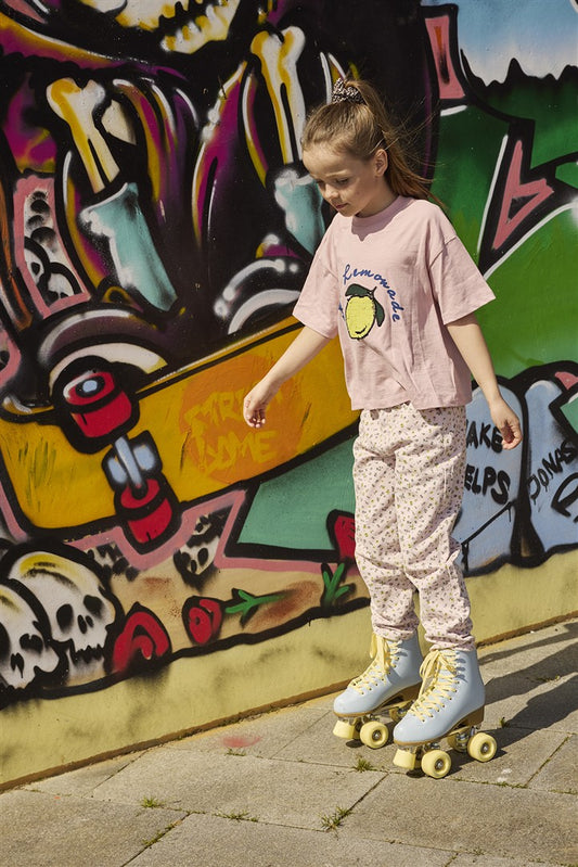 Meisje draagt lichtroze jeans met bloemetjes