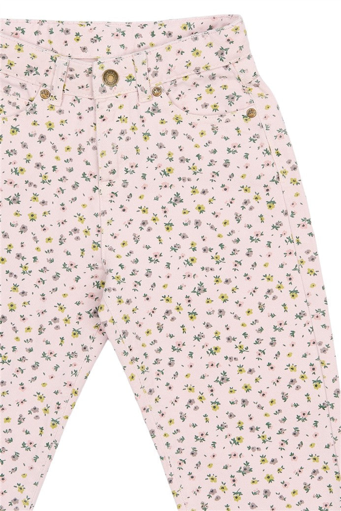Detail bloemetjes print op roze jeans
