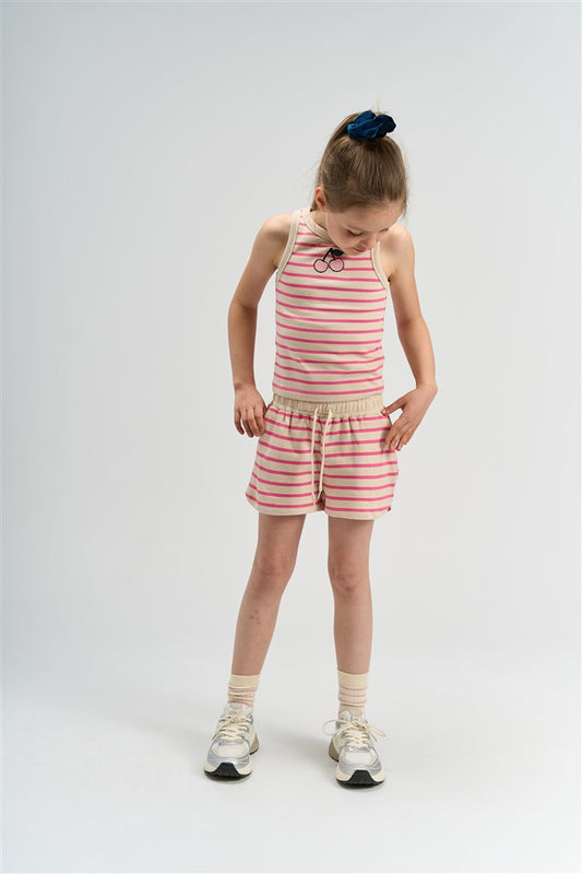 meisje draagt shannon tanktop e short met roze streep van the new voorzijde