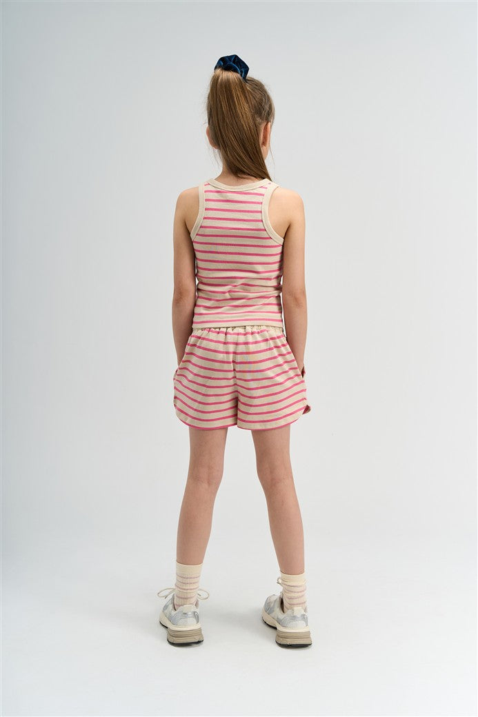 meisje draagt shannon tanktop e short met roze streep van the new achterzijde