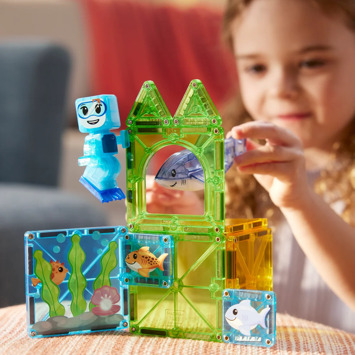 Magnetische bouwset met onderwaterthema voor kinderen.