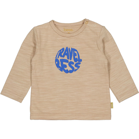 Zandkleurige longsleeve voor babyjongens met Travel Best opdruk.