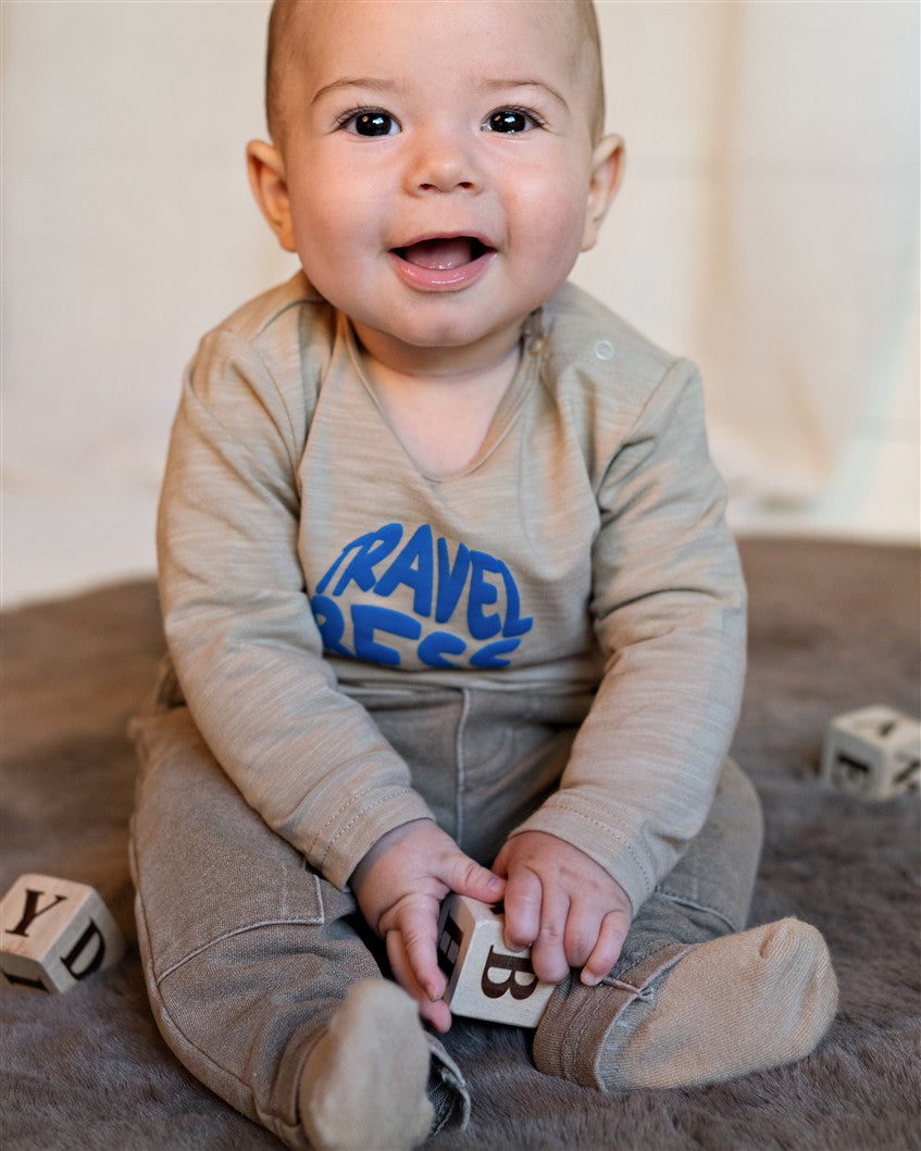 Baby jongens shirt met lange mouwen in Dessert Sand.