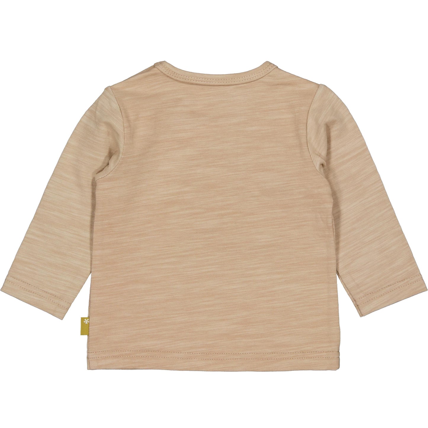 Achterzijde van het zandkleurige baby jongens shirt met lange mouwen.