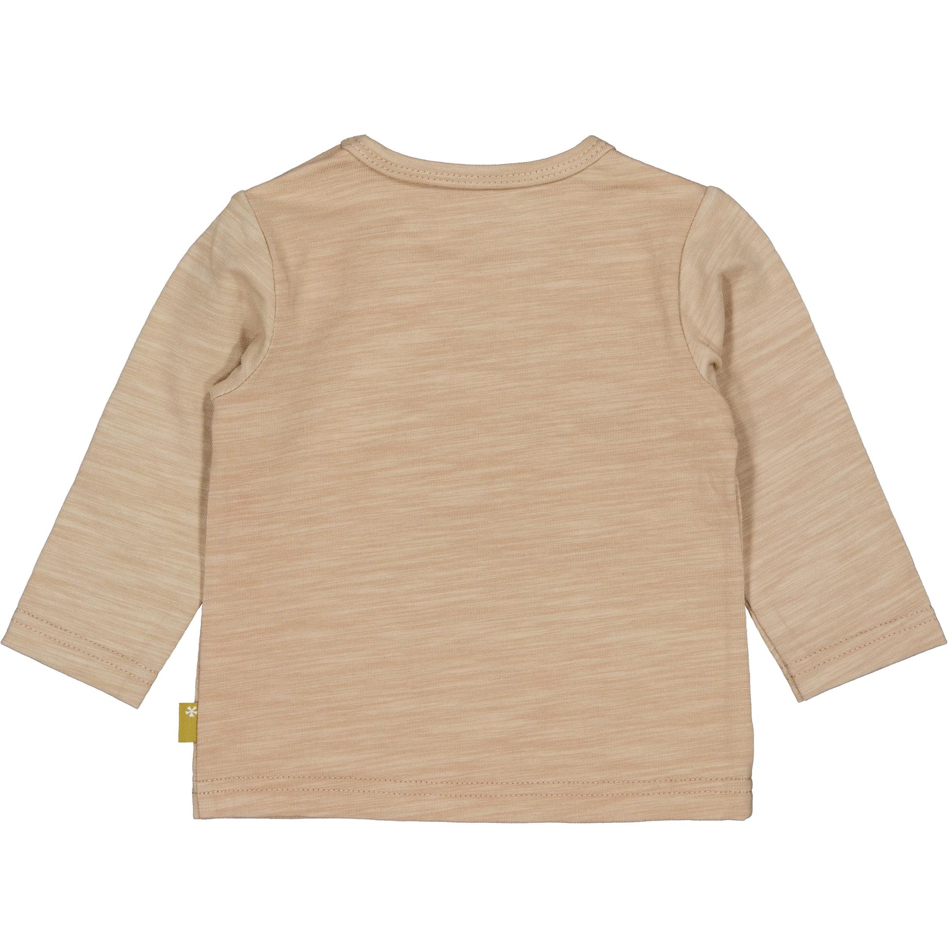 Achterzijde van het zandkleurige baby jongens shirt met lange mouwen.