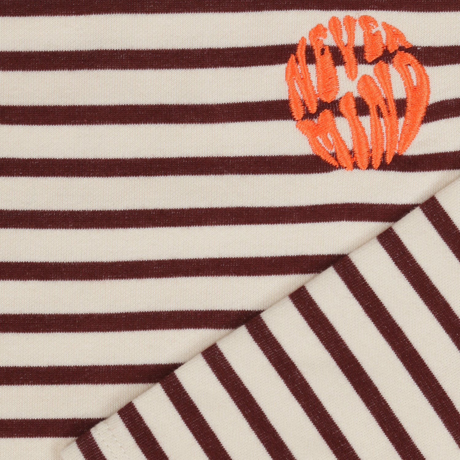 Donkerbruin gestreept kindershirt voor jongens.