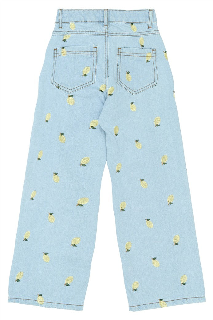 achterzijde lichtblauwe jeans met geborduurde citroenen