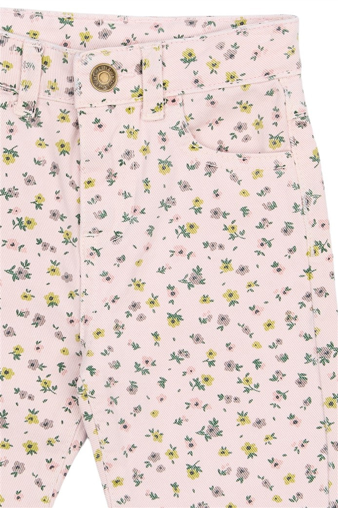Detail bloemetjes print op roze jeans
