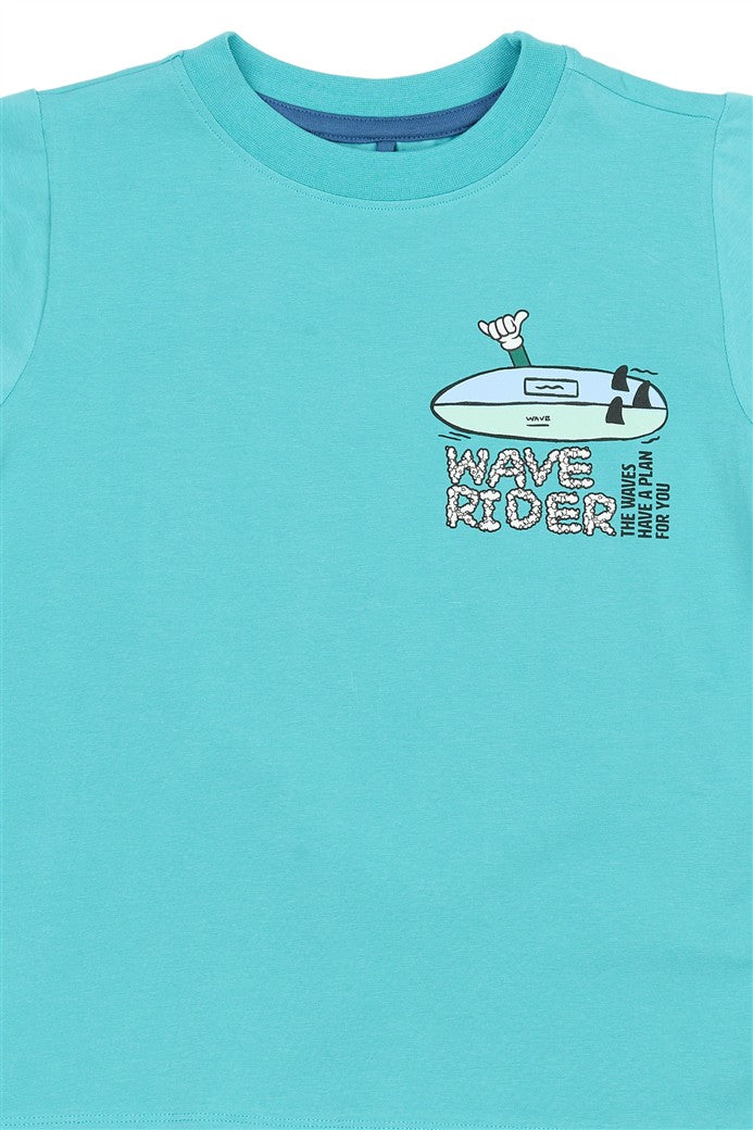 Detail Wave Rider opdruk op turquoise t-shirt
