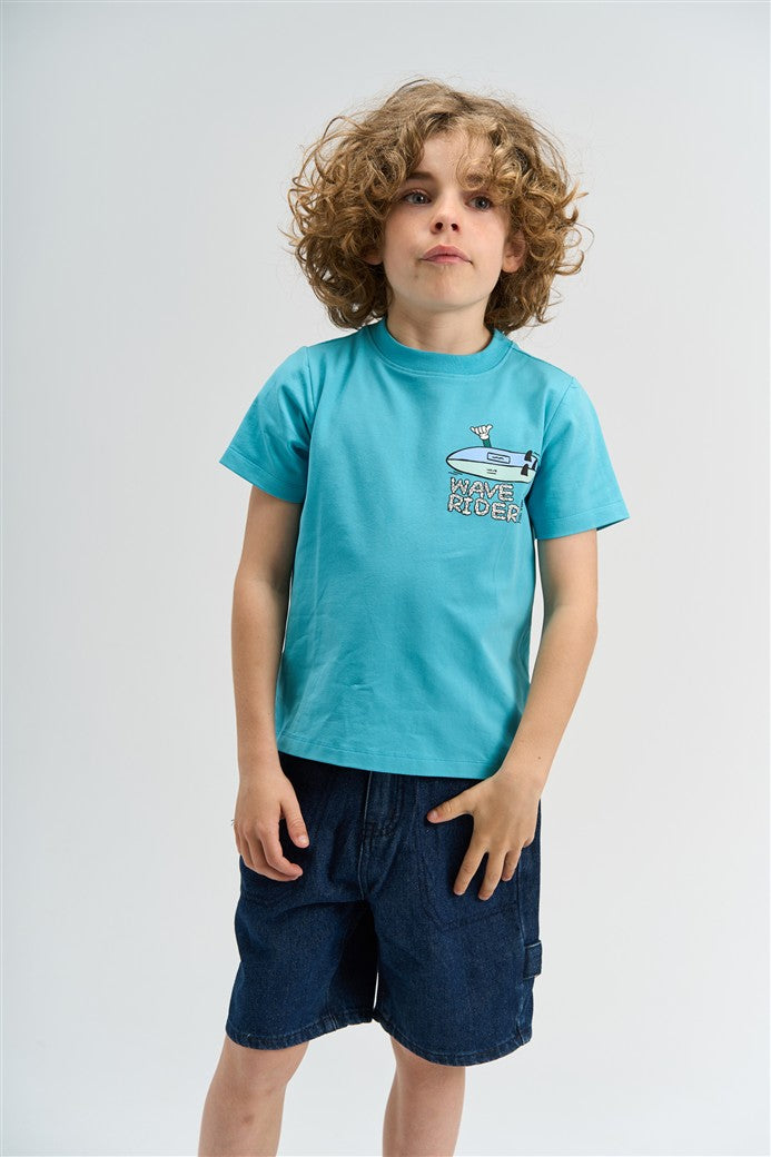 Jongen draagt turquoise t-shirt met Wave Rider