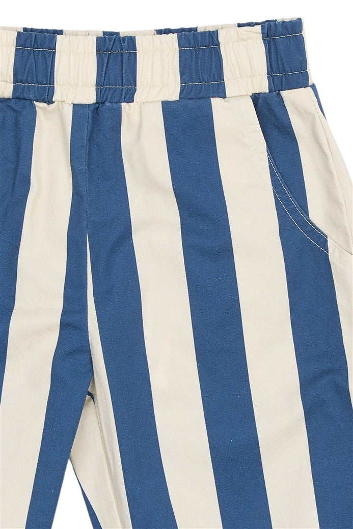 Detail rechte lijnen op baggy broek