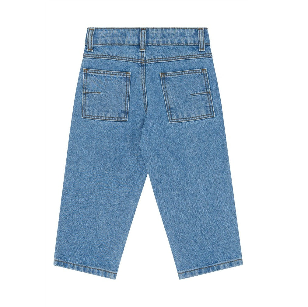 Achterzijde van de blauwe peuter jeans met barrel fit en achterzakken.