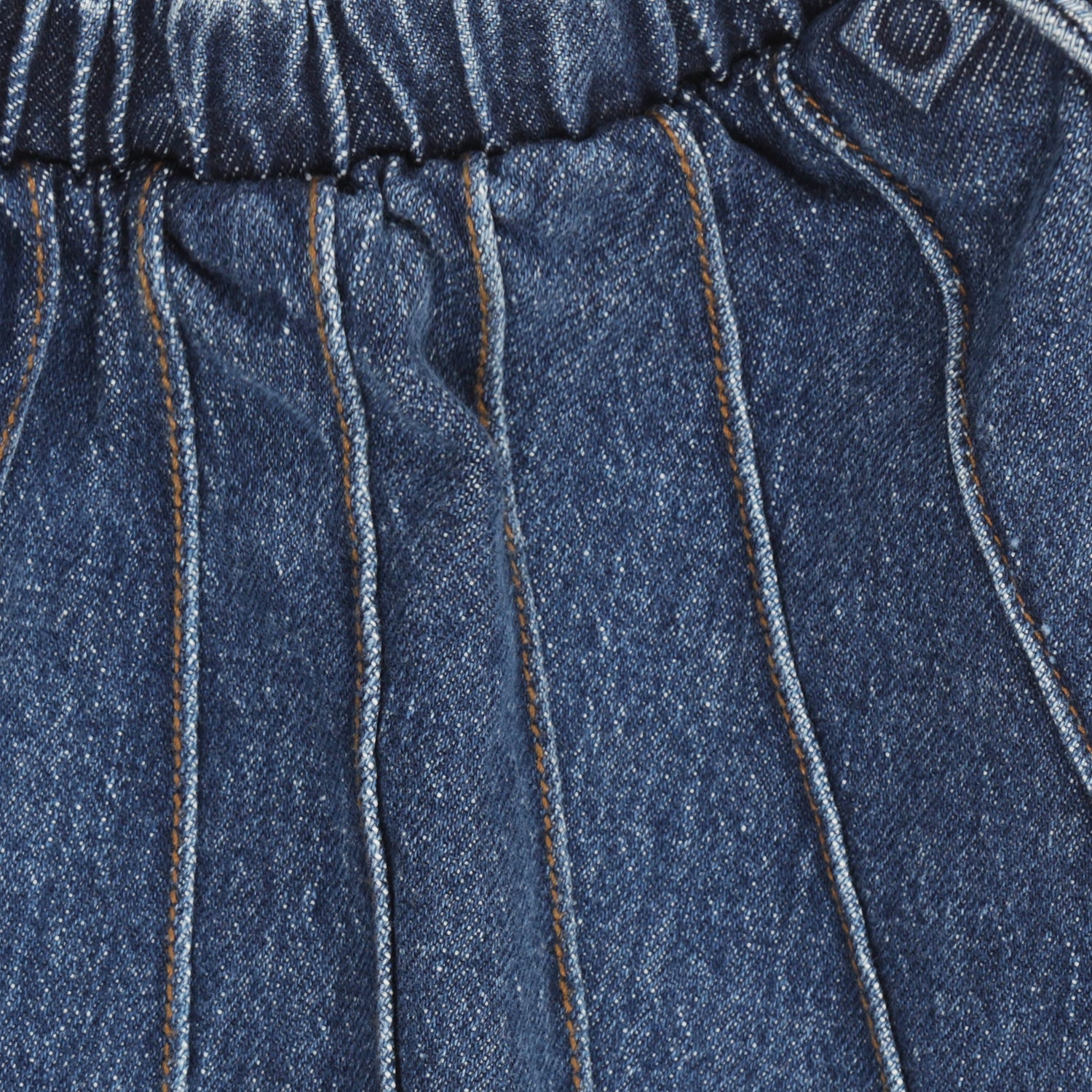Kinderrok in denim met fijne verticale strepen.