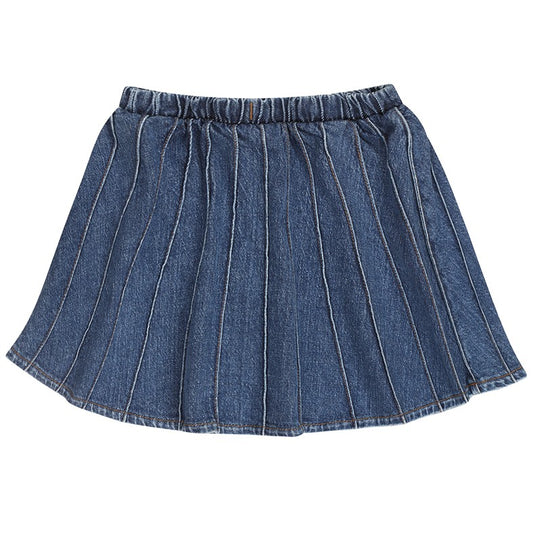 Achterzijde van de denim meisjesrok met verticale strepen.