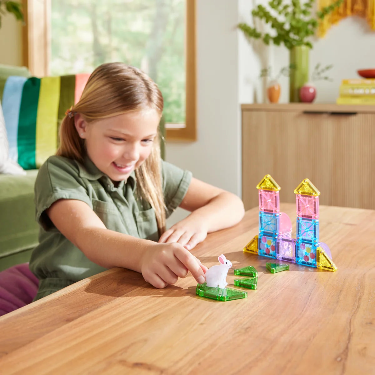 MAGNA-TILES Spring Garden met kleurrijke lentetegels.