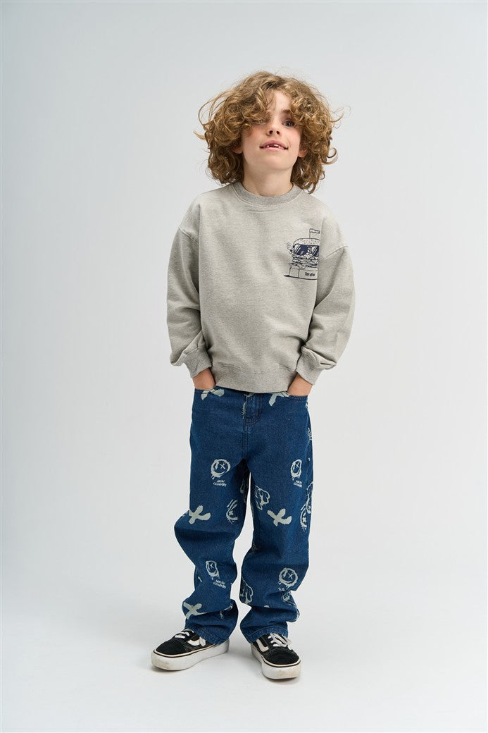 Jongen draagt lichtgrijze sweater met hamburger
