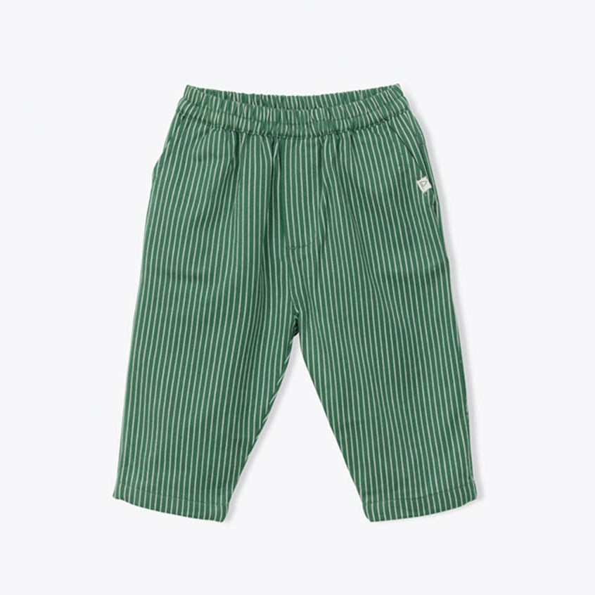 Groene babybroek met fijne verticale strepen.