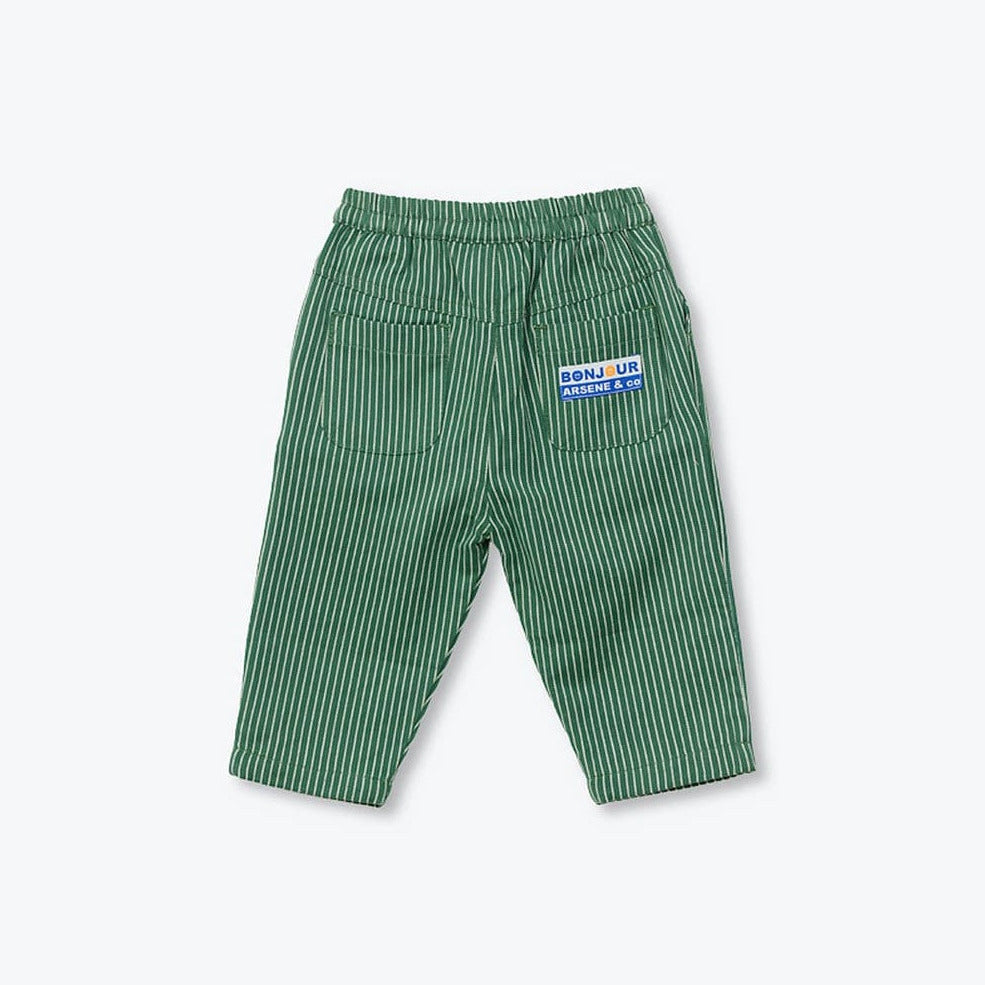 Achterzijde van de groene woven babybroek met verticale strepen.
