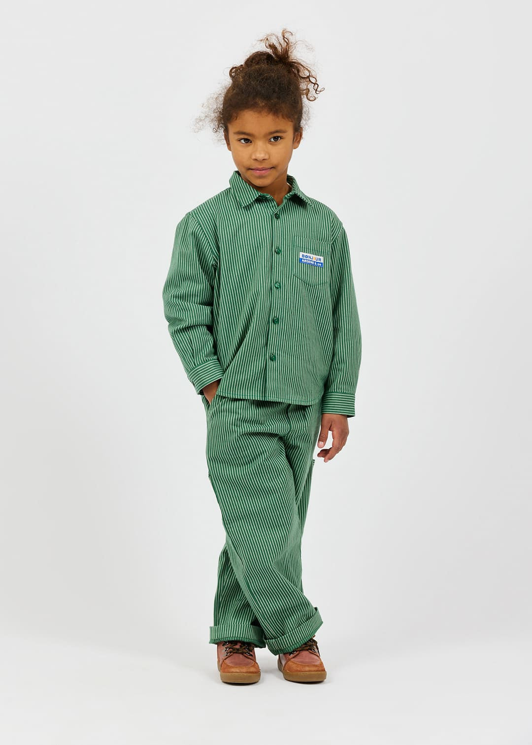 Comfortabele groene broek met verticale strepen voor baby’s en kids.