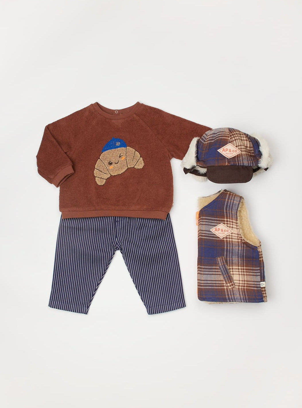 voorbeeld outfit met sweater croissant van arséne et les pipelettes voor baby's