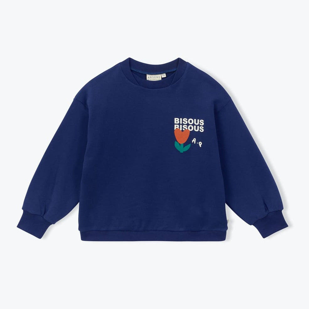 Donkerblauwe kindersweater met Bisous Bisous print op de rug van arséne et les pipelettes