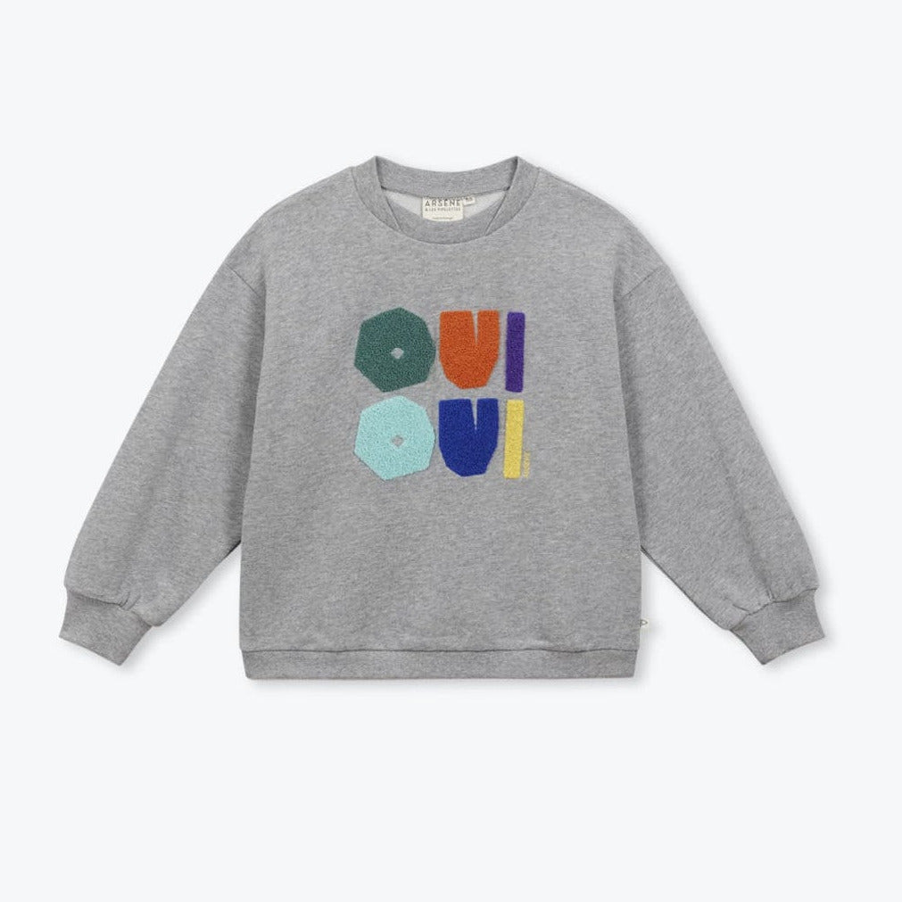 Grijze kindersweater met OUI OUI patch op de voorkant van arséne et les pipelettes