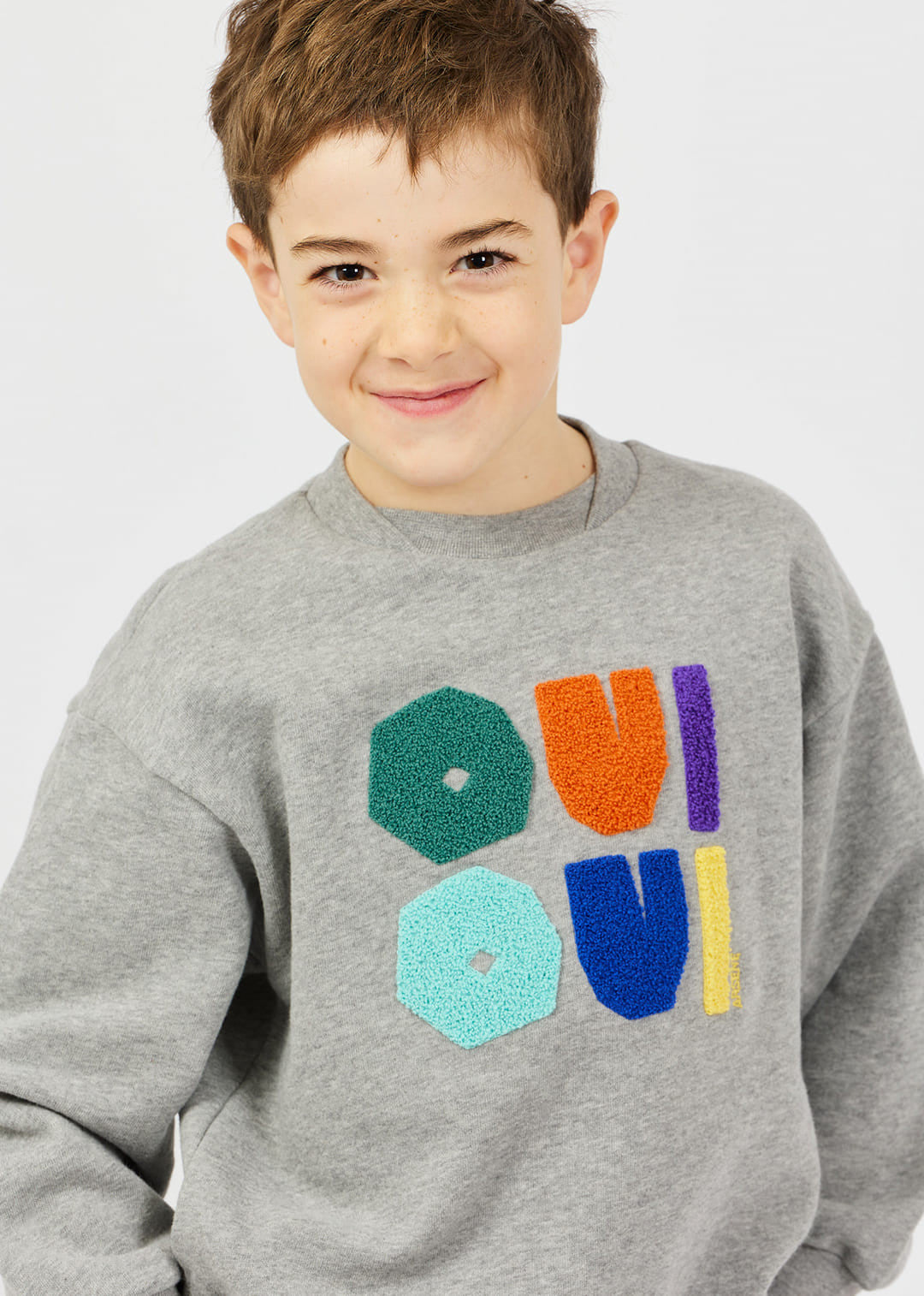 jongen draagt sweater oui oui grey van arséne et les pipelettes
