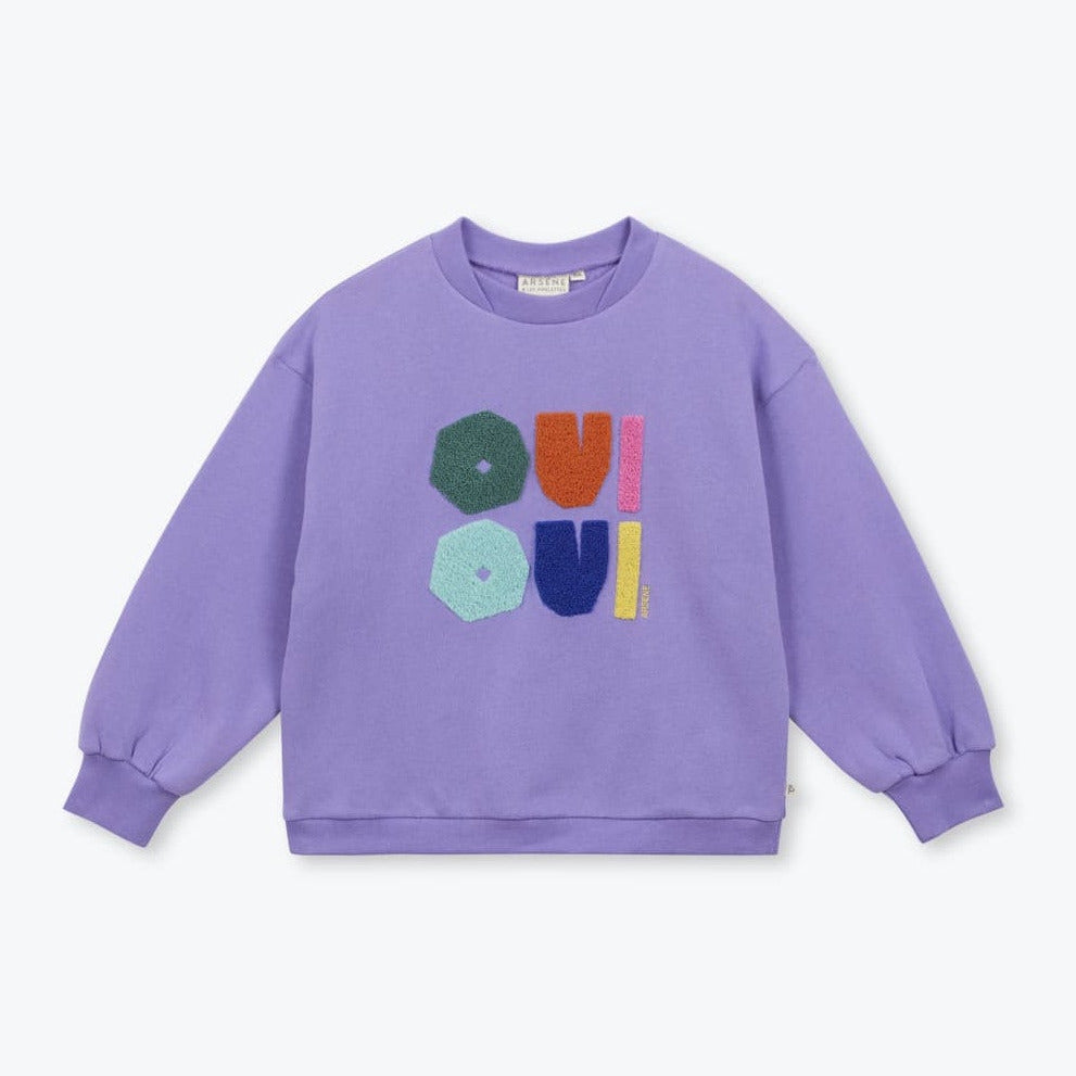 Paarse sweater voor baby en kinderen met OUI OUI-patch op de voorkant.