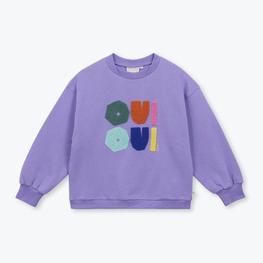Paarse sweater voor baby en kinderen met OUI OUI-patch op de voorkant.