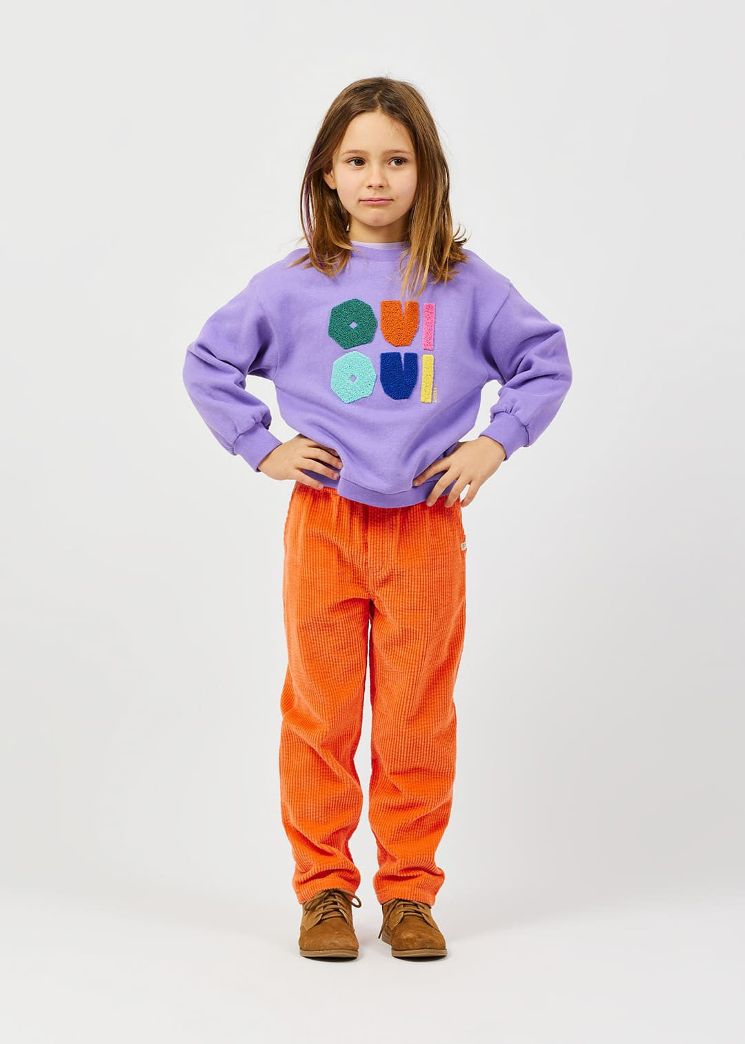 meisje draagt sweater oui oui violet met pants orange in corduroy van arséne