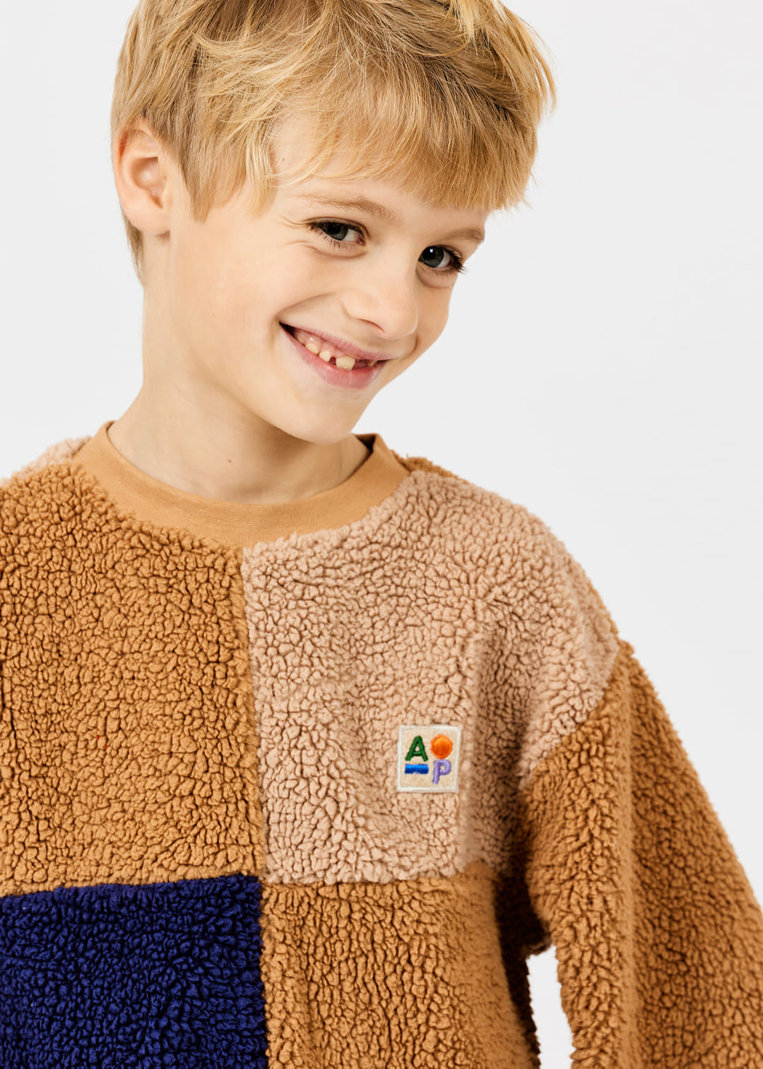 Kinder sweater van sherpa stof met colorblock design.