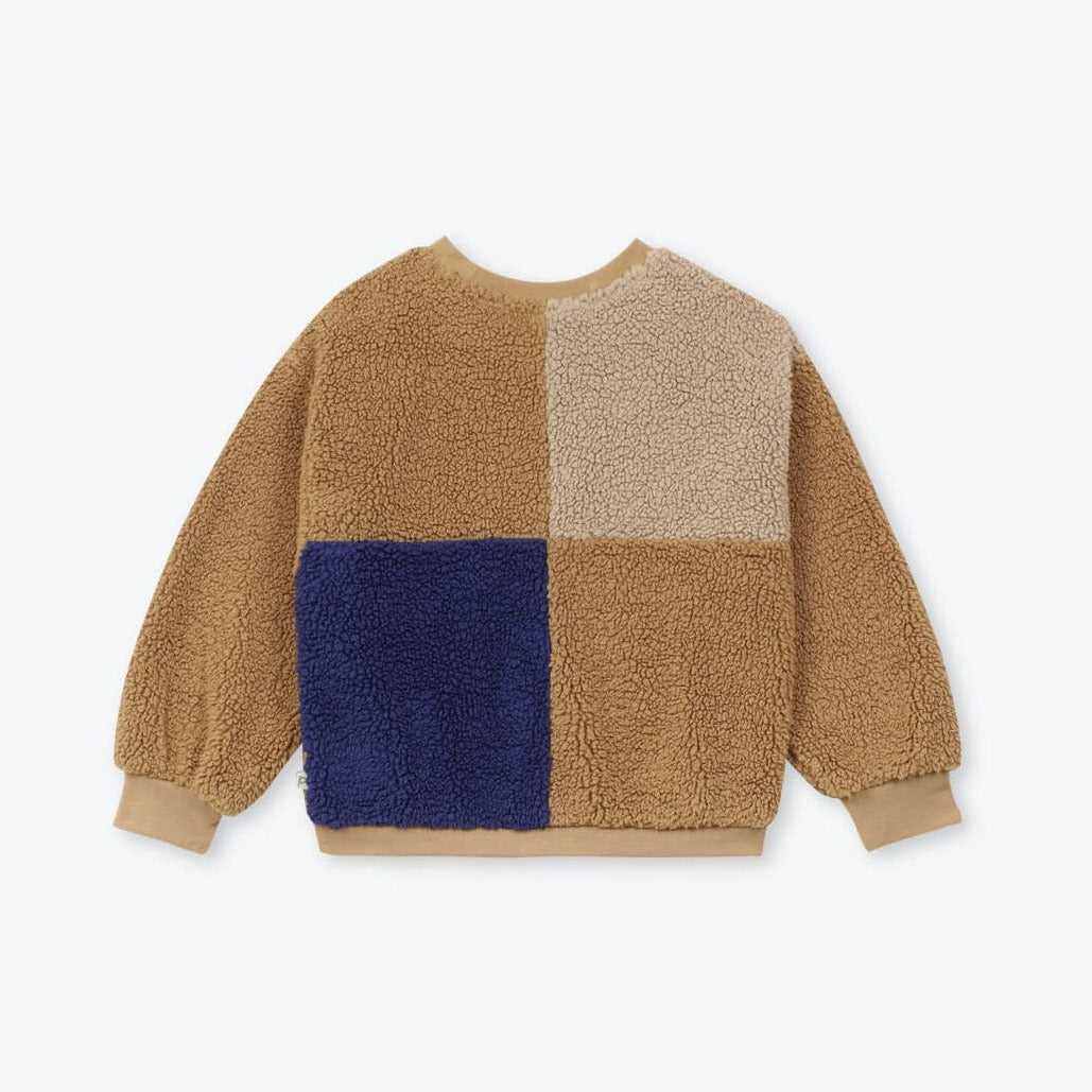 Achterzijde van de zachte sherpa sweater met donkerblauwe en bruine kleuraccenten.