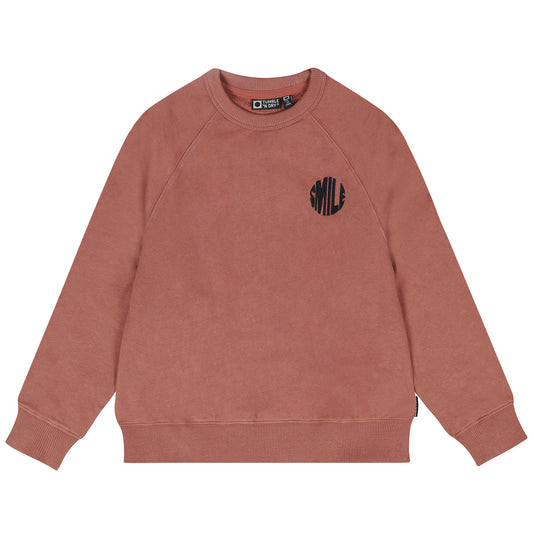 Roestbruine sweater voor jongens met geborduurde SMILE tekst.