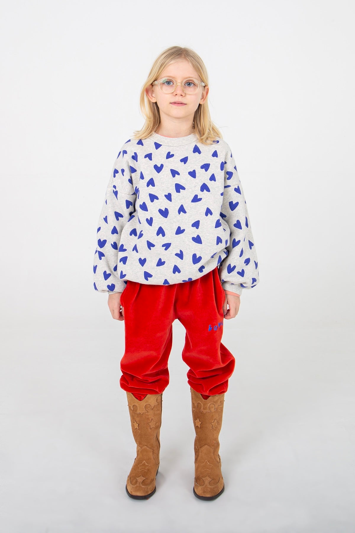 Grijze kindersweater met vrolijke blauwe hartjes.