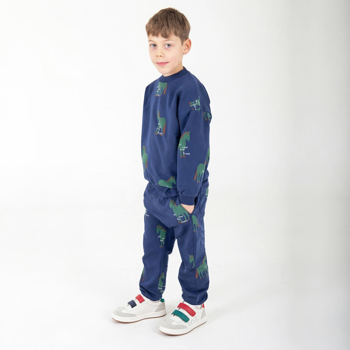 Navy kindertrui met paardenprint voor jongens.